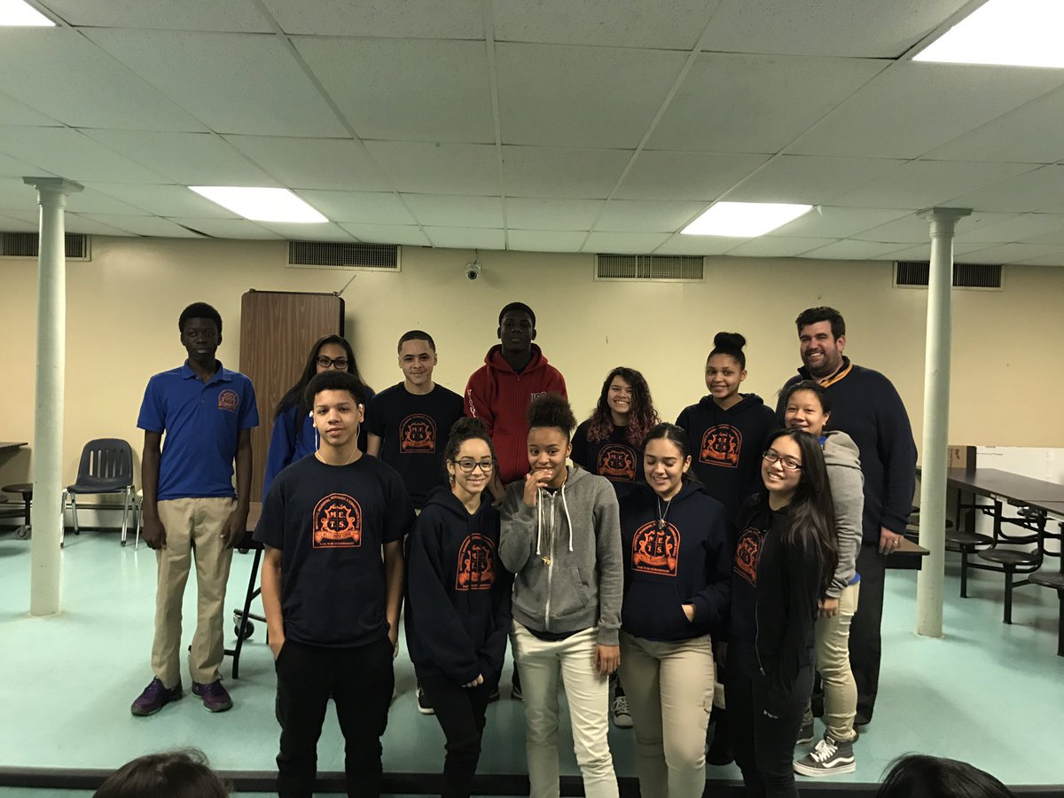 Ms_Casella's tweet photo. METS freshmen and sophomore student athletes receiving honor roll @METSMustangs @MetsSchoolJC @PatrickMalpass https://t.co/Q5GOUm4GpR