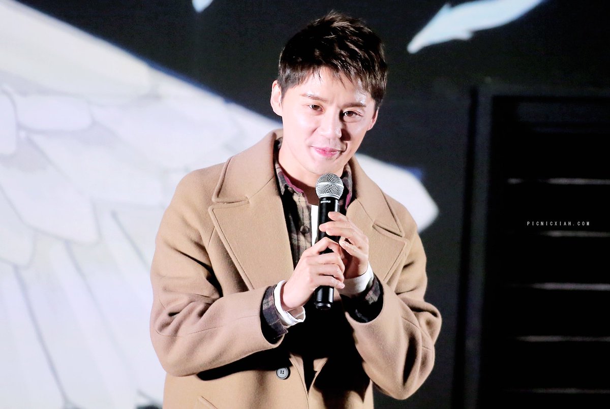 곁에 있다는 것
따스함이 되어주는 것
말 없는 눈빛이 되어주는 것
마음의 햇살이 되어주는 것

함께 한다는 것
그 사람이 슬픈 만큼
내가 슬퍼지는 것
그 사람이 기쁜 만큼
내가 기뻐지는 것

아니
때론 어쩌면 그보다 더

/박성철, 투명한 사랑