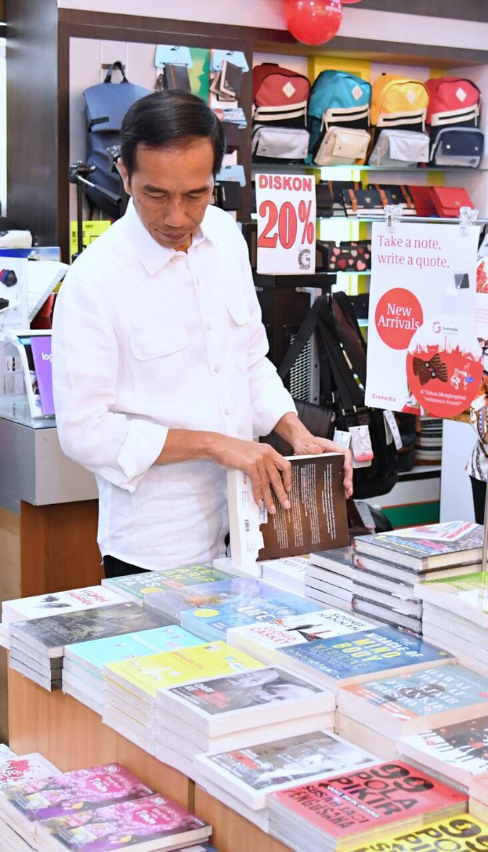 jokowi's tweet photo. Mampir ke Maluku City Mall beli buku biar minat baca anak-anak kita meningkat. Buku jendela ilmu -Jkw https://t.co/xSPUpgg3kA