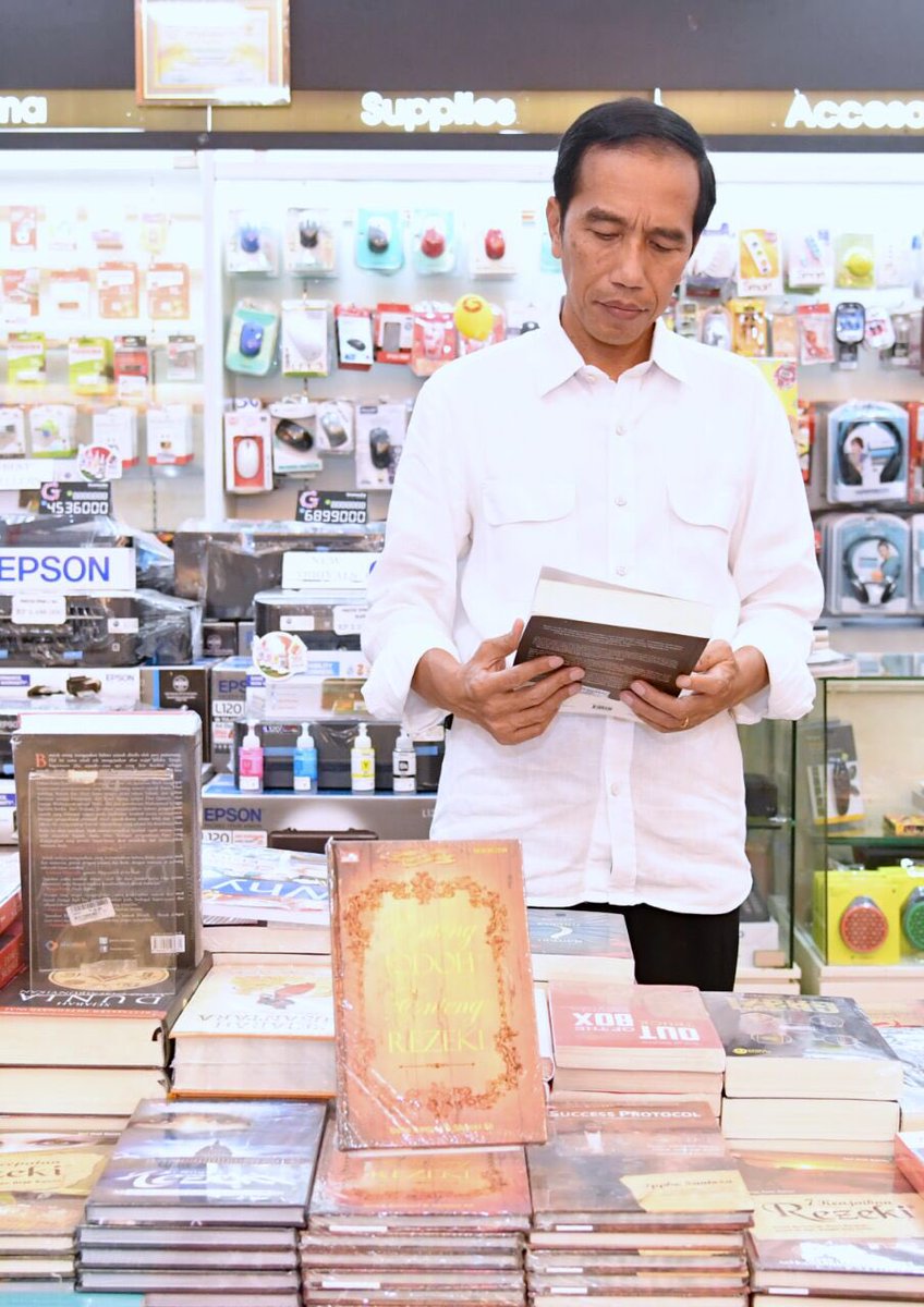 jokowi's tweet photo. Mampir ke Maluku City Mall beli buku biar minat baca anak-anak kita meningkat. Buku jendela ilmu -Jkw https://t.co/xSPUpgg3kA
