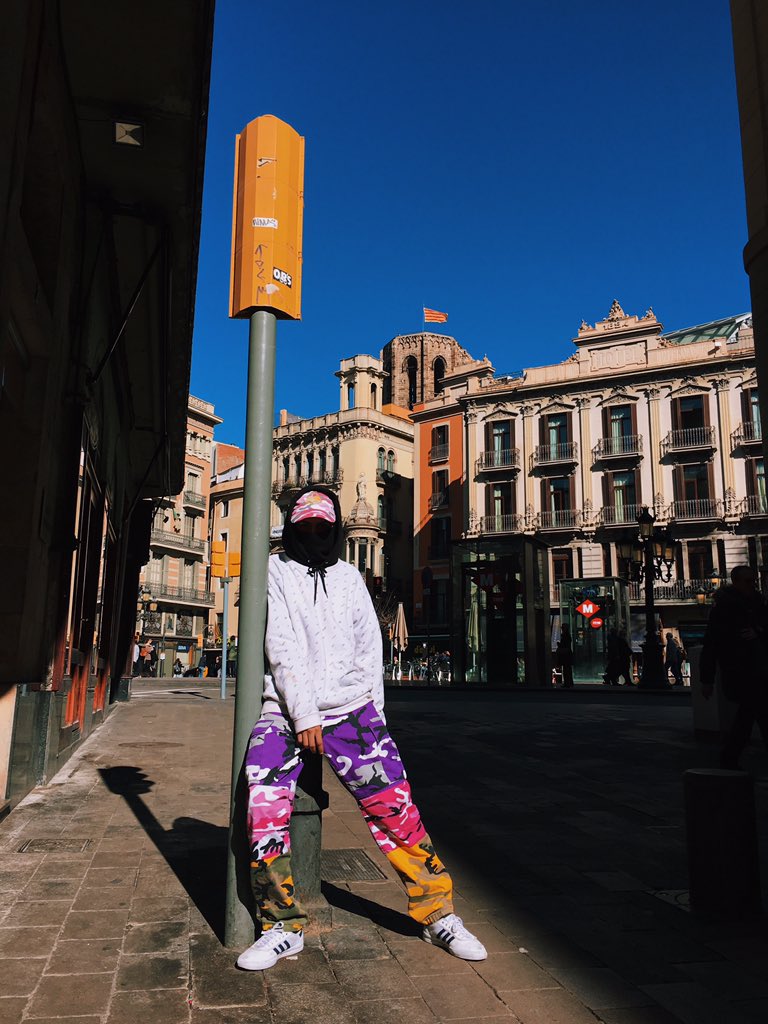 47thsb's tweet photo. Skeet skeet 🔮🦄🔫👟🌟 #justakidfromthesouthside #chirats #overseas https://t.co/XlkBvxXEpL