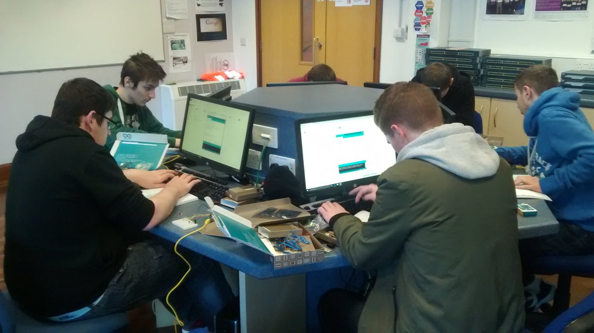 HMcC_SRC's tweet photo. @srcchat Newry Level 3 ICT Students using ADCs in #Arduino to create Love'O'Meters. #ColdasIce @RogansSrc @SRC_GDoran #HappyValentines https://t.co/K2GfPyYpEK