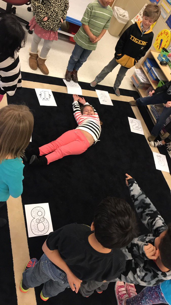 AshleyGilion's tweet photo. Our cadet got creative teaching time today & the kids LOVED IT!! Great job Mr. Kyle! #HumanClocks @SouthNeosho https://t.co/e5oOPjeQBM