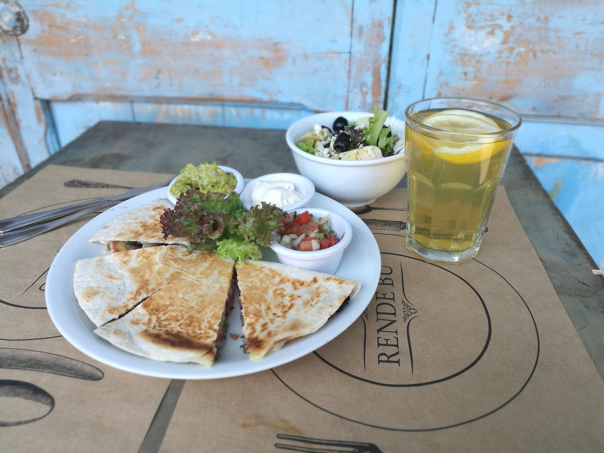 CafeRendebu's tweet photo. Hoy en @CafeRendebu quesadillas a la fungi con ensalada lechuga palmito aceituna y queso cabra...especial para LA CALORRRSHHH!!!! https://t.co/XKO9sJlEm0
