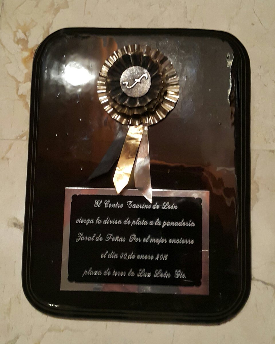 deJaral's tweet photo. La divisa de plata para Jaral  de Peñas , mejor corrida feria  2016 Leon . https://t.co/a0NQmOeakJ