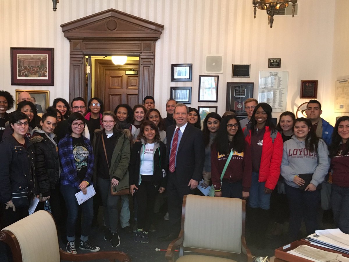 RamblerBuzz's tweet photo. #Ramblers visiting Illinois Senate President John Cullerton and talking about why #MAPMatters to them. #FundILHigherEd https://t.co/59LtpxQT3T