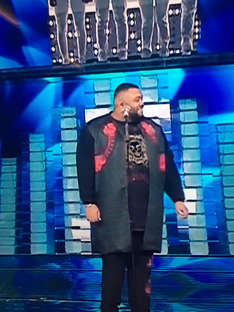 L'asta del microfono di Sergione è stata assemblata con tutte le aste dei Festival fatti da Pupo. #sanremo2017