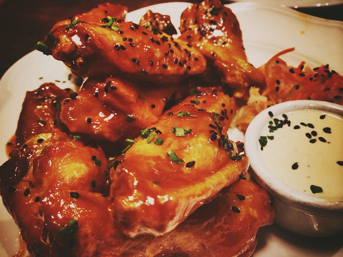 BAPC_Socii's tweet photo. It's #WingWednsday today! Check out these local #yyj places for some cheap wings:
@BuckysTaphouse
@SharkClub
@1550_s
@ReddsPub
@MoonBrewery https://t.co/WE2aQNpEjF
