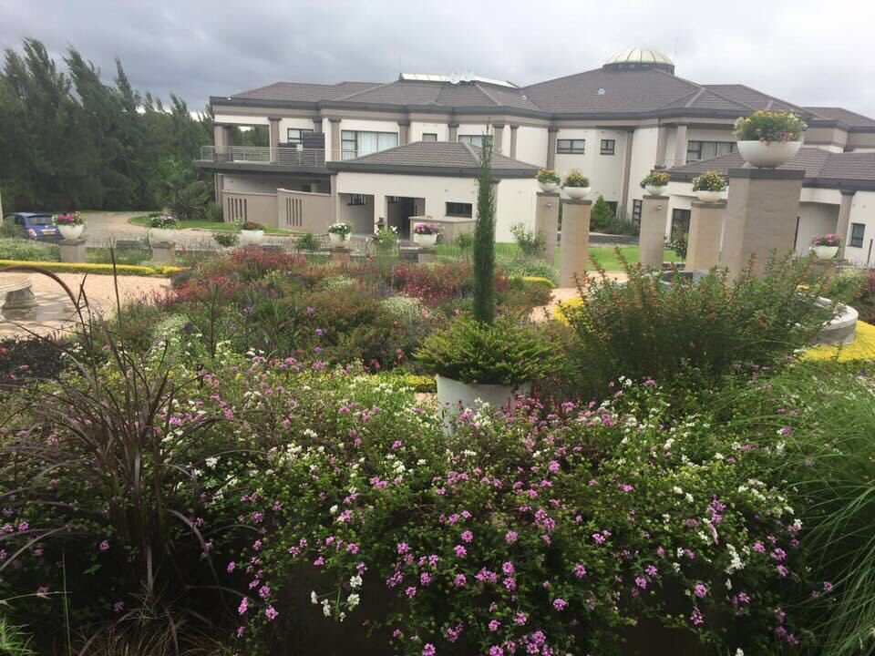 ZimMediaReview's tweet photo. Pictures of Zimbabwe Police Commissioner Chihuri's newly built mansion in Harare. https://t.co/fyvPvviZ7x