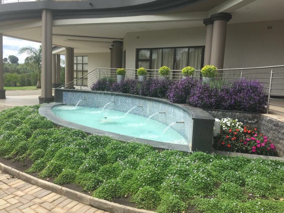 ZimMediaReview's tweet photo. Pictures of Zimbabwe Police Commissioner Chihuri's newly built mansion in Harare. https://t.co/fyvPvviZ7x