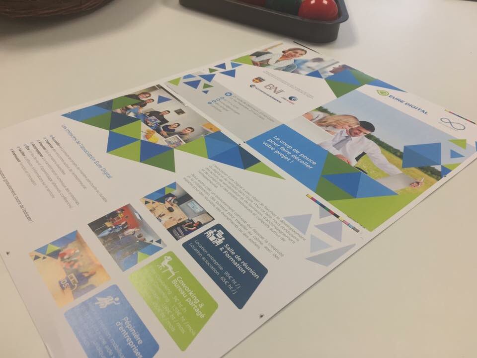 EureDigital's tweet photo. En avant première notre nouvelle brochure, avec plus d'infos, de services et de partenaires ! #coworking #entreprendre #Gisors #Eure https://t.co/6M3KaQKUeN