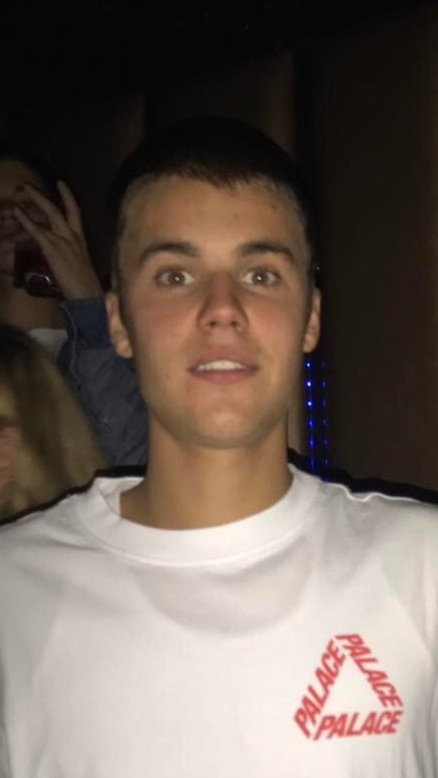 WTF is that Jason McCain?😮😂
#TwoJustin   

#Beliebers #iHeartAwards #BestFanArmy