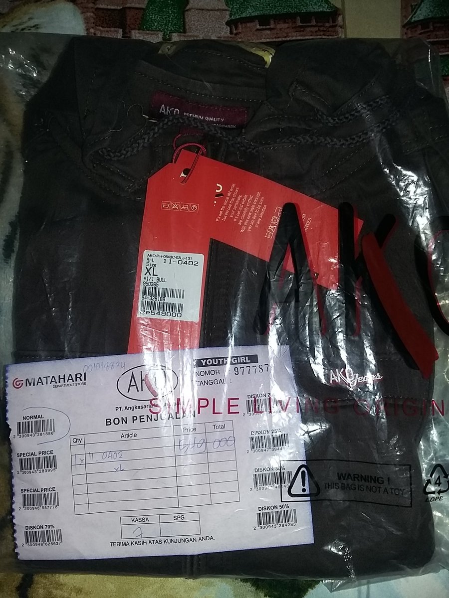 kyukiki's tweet photo. Makasih ya sayang kadonya.. ada ya ultah beliin kado ngajak orang yg ultah. Dan ini jaket ke 3 dari kamu.. love you jeffry 😙😘 https://t.co/hGtOWwOxVe