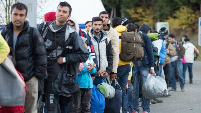 VTMNIEUWS's tweet photo. 2 op de 3 Belgen willen immigratiestop. Dat blijkt uit een onderzoek van een Britse denktank.
https://t.co/1vECpqdEK4 https://t.co/B4ndPD0NUO
