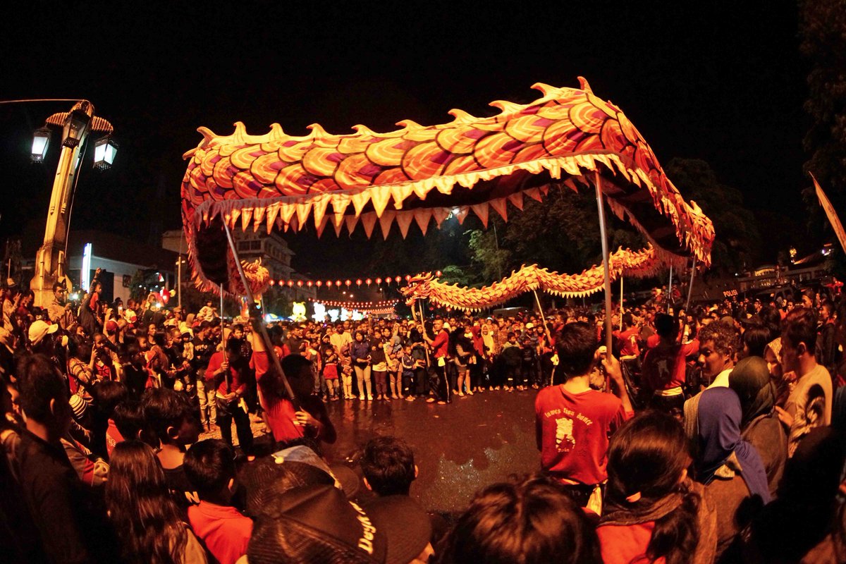 lioevielan's tweet photo. Tarian Naga menghibur warga di malam Imlek #lombafotoimleksolo2017 #soloimlekfestival2017 #imlek2017 @HSB_Solo https://t.co/RA60X3OUsS