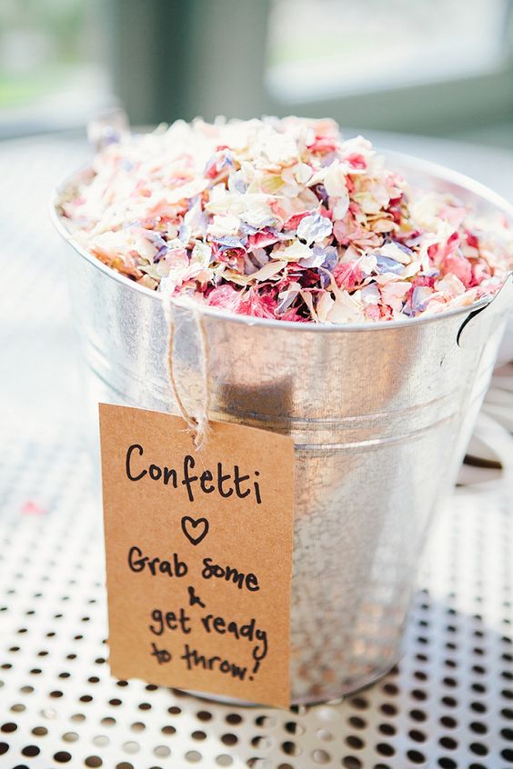 #confetti is een super feestelijke touch voor je #bruiloft! En de mogelijkheden zijn eindeloos. Hoe worden jullie ontvangen op je #receptie?