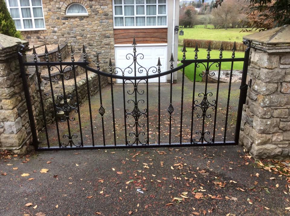 McGaffigansIron's tweet photo. Single drive way gate and single pedestrian gate fit today drive way gate to be automated 👍#wrought #iron #gate #fitting https://t.co/UaGU5v4pcA