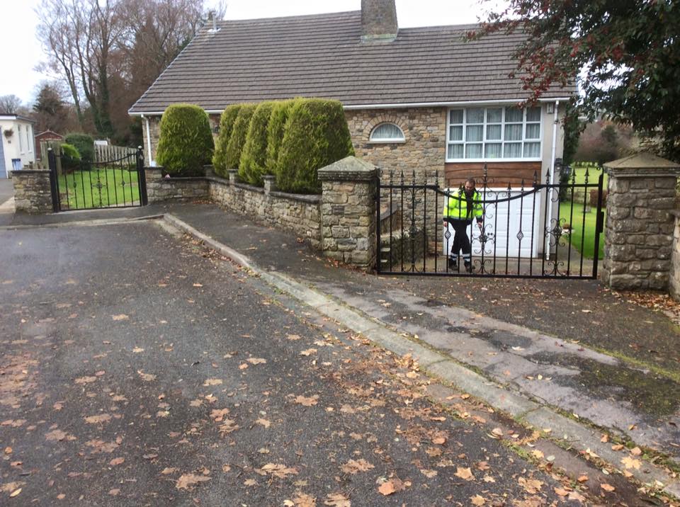 McGaffigansIron's tweet photo. Single drive way gate and single pedestrian gate fit today drive way gate to be automated 👍#wrought #iron #gate #fitting https://t.co/UaGU5v4pcA