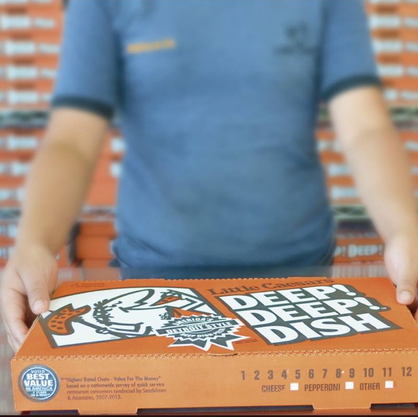 littlecaesarsHN's tweet photo. Hoy solo te dejaremos con las ganas de ver lo que hay dentro. #DeepDeepDish #PizzaPizza https://t.co/ieysMevYEN