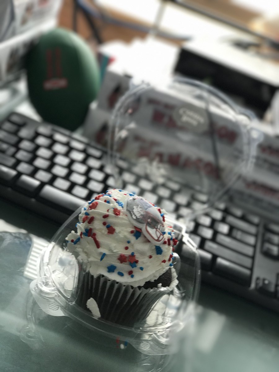 mainefusiontech's tweet photo. Execution= When the EVP of your #8to5 thinks your birthday is 20 days early and still brings you in a cupcake after you correct her. 🙌🏻 https://t.co/6lQKXJqq8g