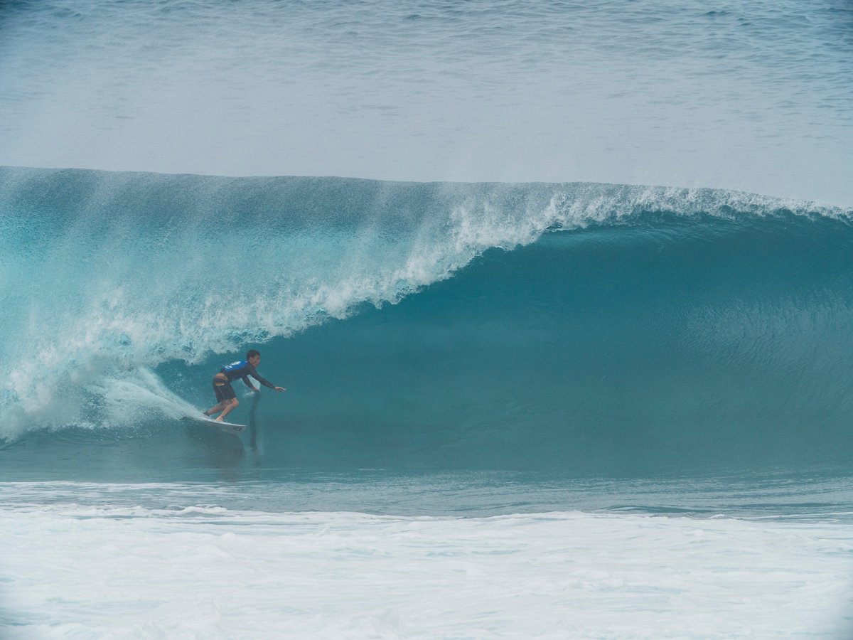 The #VolcomPipePro is ON HOLD. Next call 11am HST (1pm PST). Stay tuned. Highlights, heatdraw and photos now at: vol.cm/pipepro17