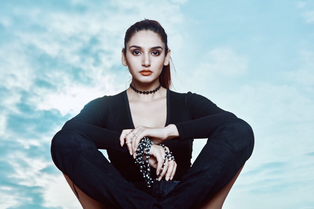 moviemantraa's tweet photo. @raginidwivedi24 latest look 2017 Shot by Sheetal Jain
#NaaneNextCm certified U/A coming soon https://t.co/aeCJPbb418