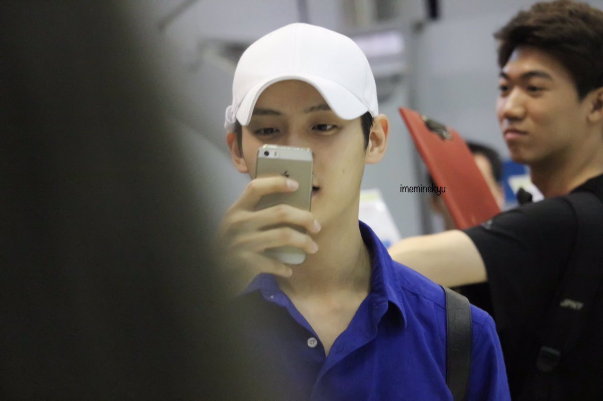 He appears at the airport with bare face. Being comfortable and smile with fans all the time