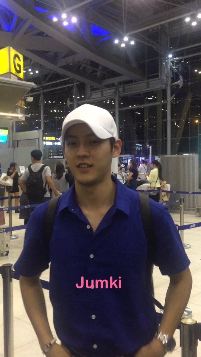 He appears at the airport with bare face. Being comfortable and smile with fans all the time