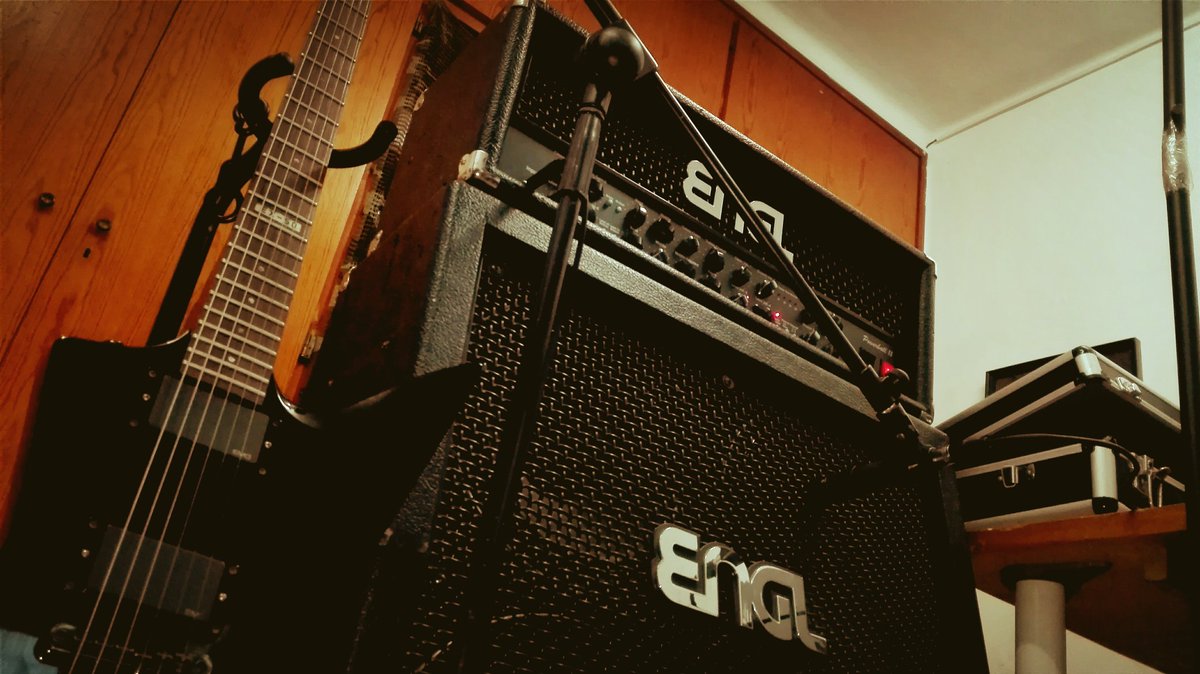 danilacarta4's tweet photo. Después de probar esto no quiero volver a grabar en línea. Gracias @engl por existir
#engl #powerball2 #ltd #recordingstudio #guitarist https://t.co/mGs9zvHC0A