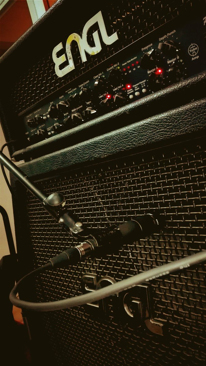 danilacarta4's tweet photo. Después de probar esto no quiero volver a grabar en línea. Gracias @engl por existir
#engl #powerball2 #ltd #recordingstudio #guitarist https://t.co/mGs9zvHC0A