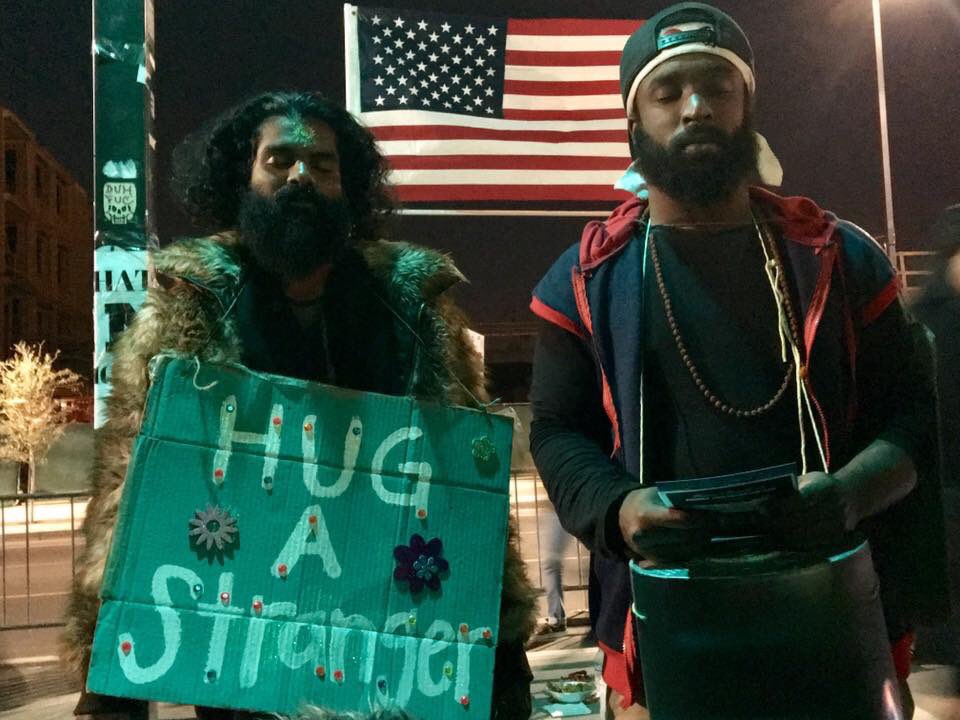 Let's just hug it out!
#hugitout #hugastranger #freehugs