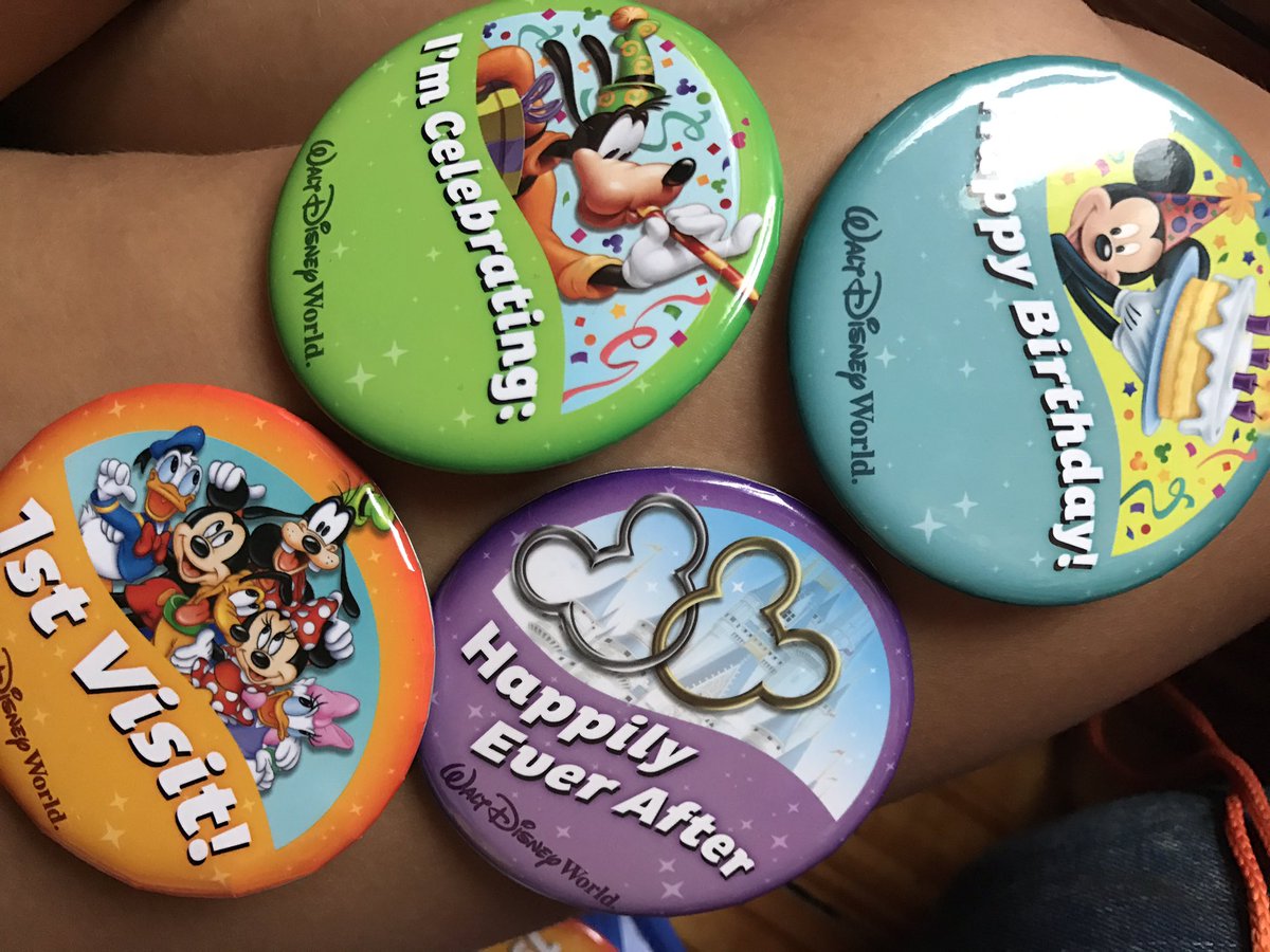 disneydolls16's tweet image. #funtimetips estos son los pins que se piden en los parques ,son gratis