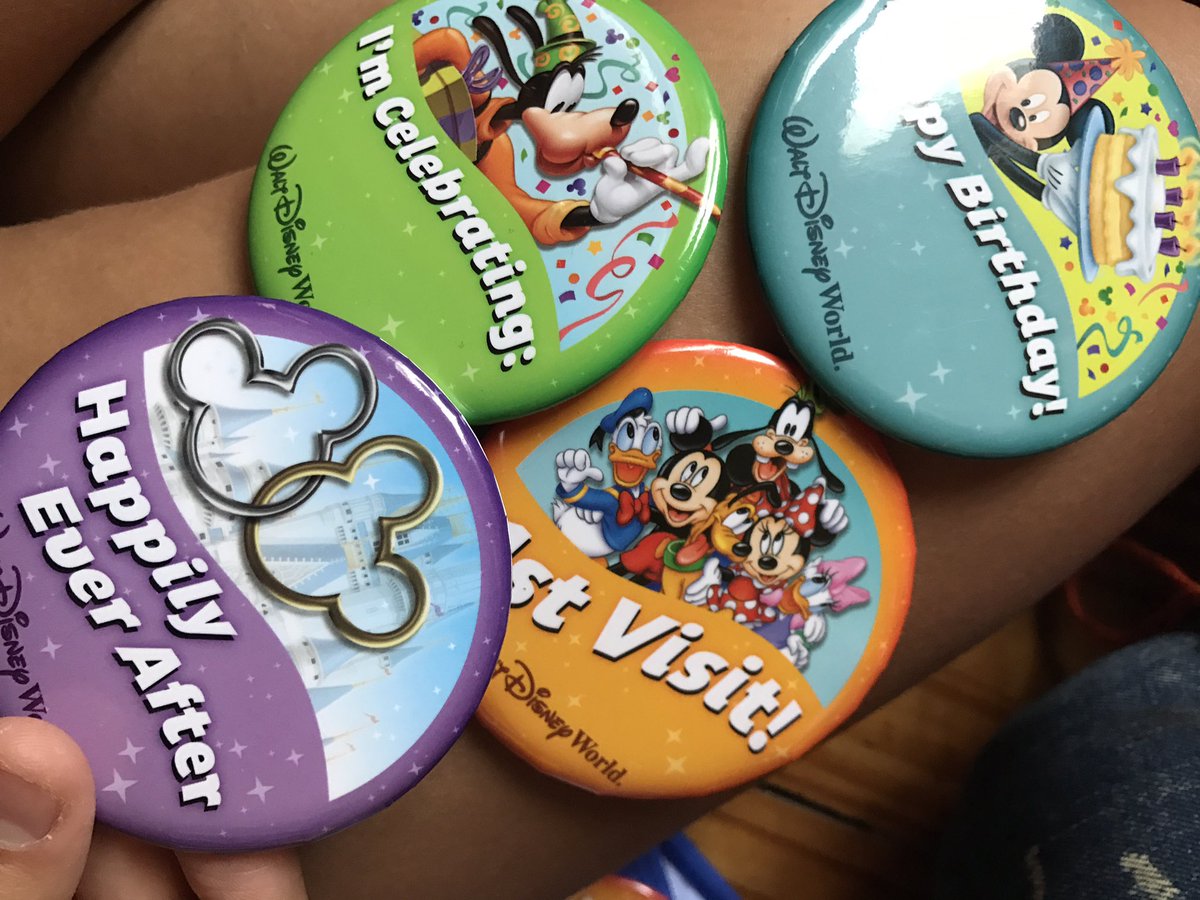 disneydolls16's tweet image. #funtimetips estos son los pins que se piden en los parques ,son gratis