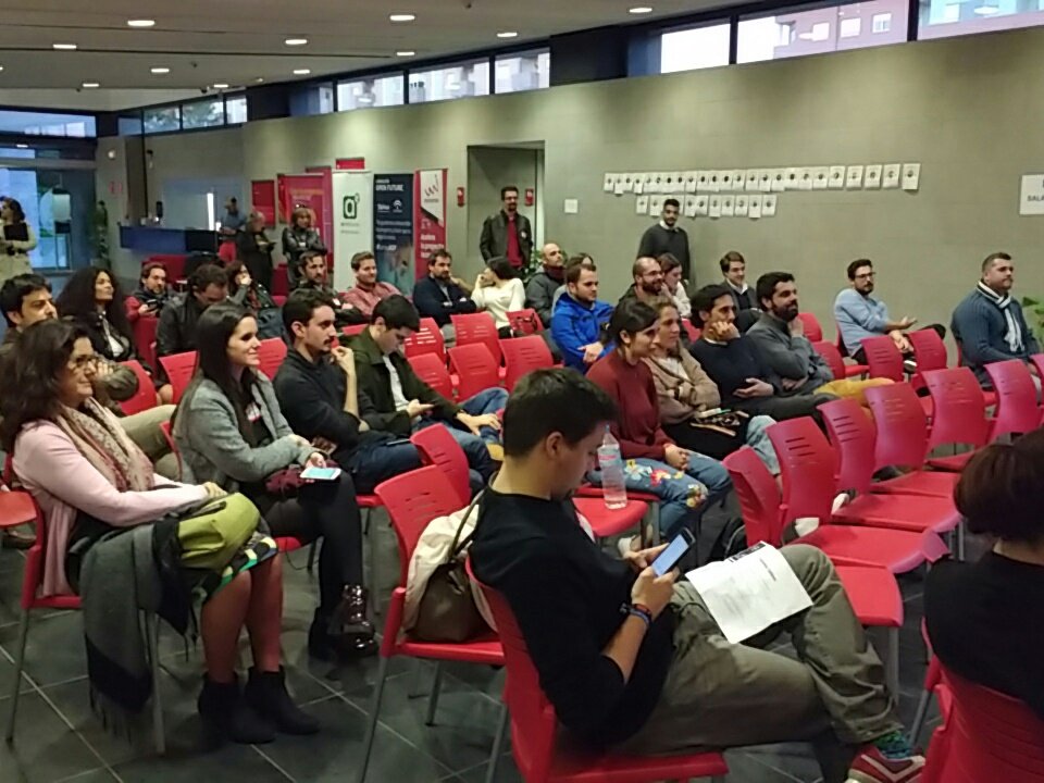 sevillaweek's tweet photo. Los asistentes enamorados de la charla de estas Startups @wuolah @FoottersTV   #miveri https://t.co/R2ldAwarIN