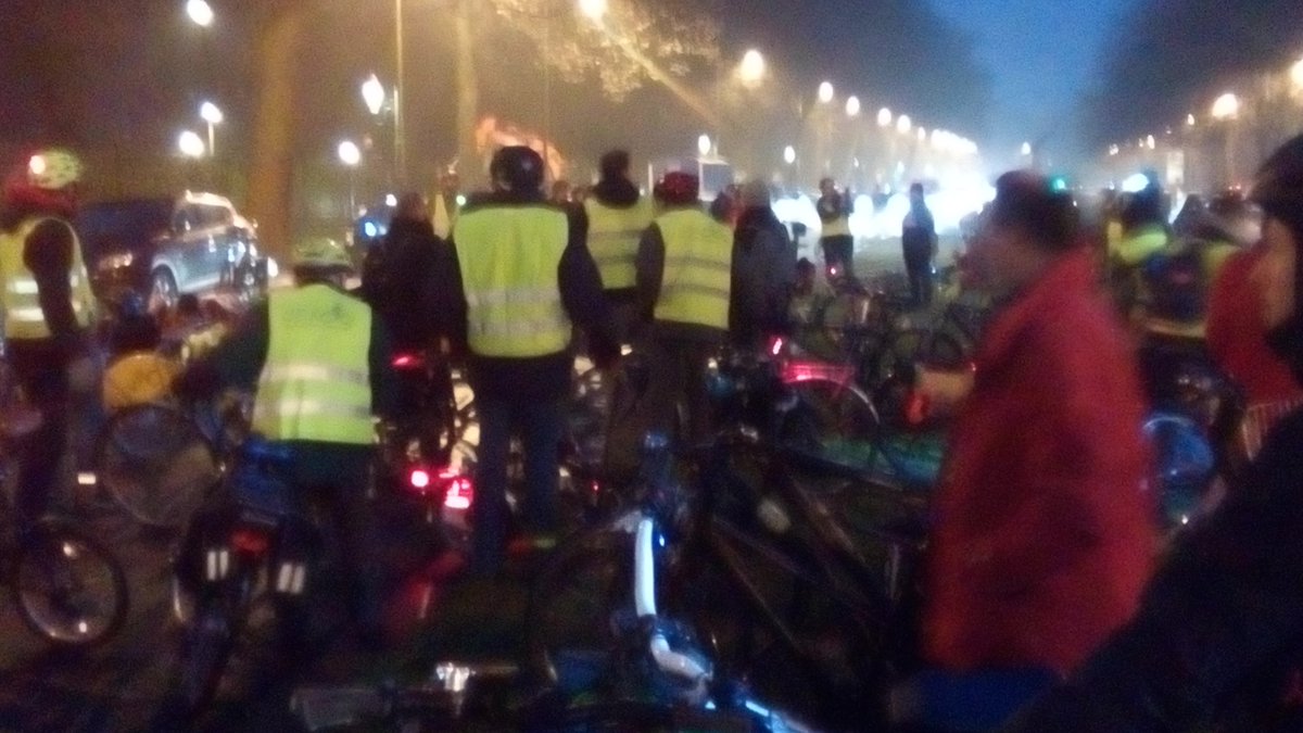 zweetsmoel's tweet photo. Sfeerbeelden #fietsactie #bru #roosevelt. https://t.co/3JNbNyOtjB