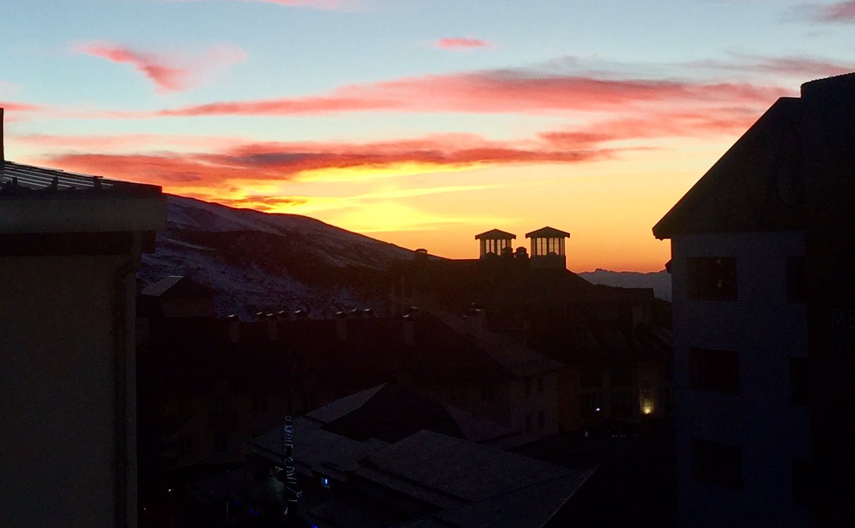 M_SierraNevada's tweet photo. Despedimos el miercoles desde nuestro #baringles #mhispain #onlyinmelia #sunset https://t.co/pvoegBwido