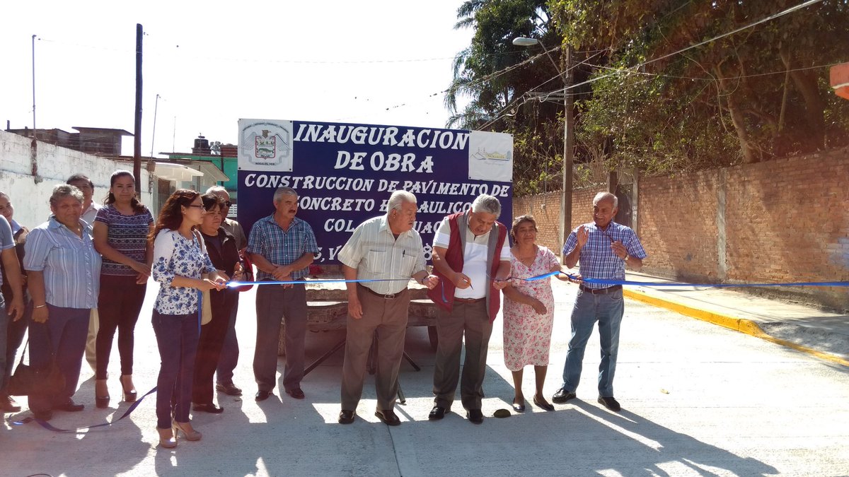 NogalesVer's tweet photo. El Pdte. Antonio Bonilla inauguró la construcción de 700 metros cuadrados de pavimento de concreto hidráulico​ en la colonia Anáhuac. https://t.co/YLsO4jtzLP