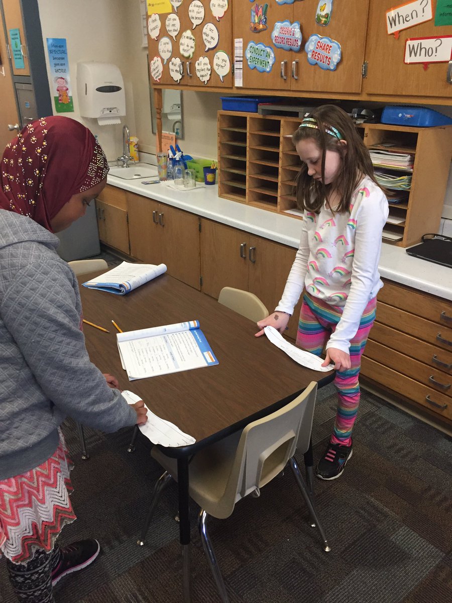 saminelson21's tweet photo. 2nd grade measurement! They even found out that their teacher is "about" 5 feet tall! #McKinleyStrong #howbigisafoot #standardmeasurements https://t.co/p9vJAx03E4