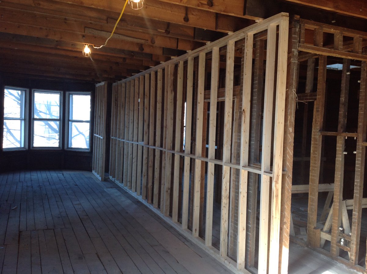 Transformation d'un #triplex en 6 nouvelles unités modernes sur #LePlateau module.ca/apercu-travaux… #mtl #construction #renovation #logement