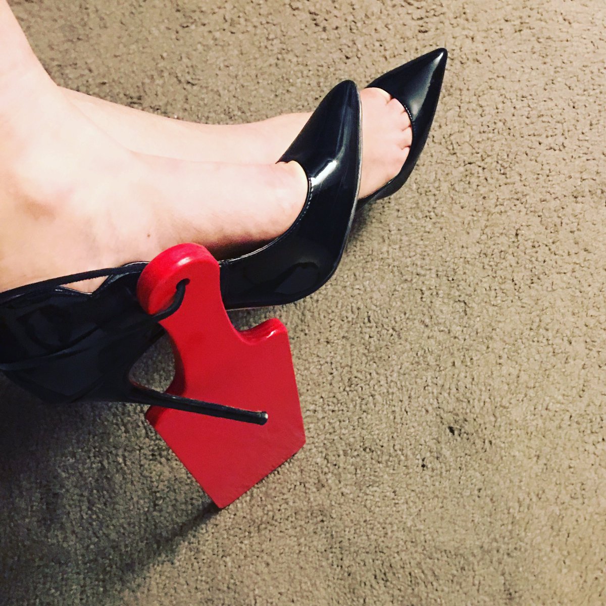 StilettoDomme's tweet photo. #redbottoms #LouboutinWorld #higharches #stiletto #toecleavage #arches #mistress https://t.co/SgVWqmpwpB