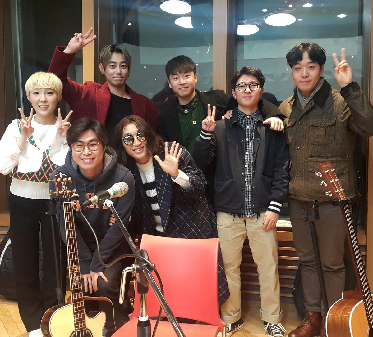teidreamradio's tweet photo. #테이의꿈꾸는라디오 #꿈꾸라
#친절한초대석 #미래가더기대되는밴드
#신현희와김루트 × #쟈코비플래닛

#오늘의라이브 #오빠야 #파우더
#그러지말걸 #첫사랑 https://t.co/BrXMhcBdSo