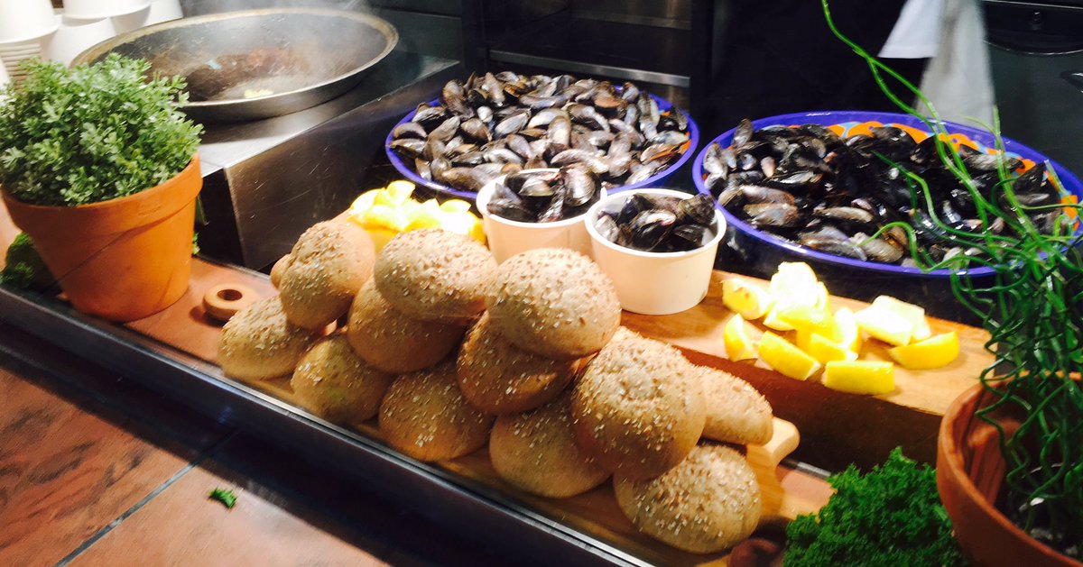 dannewtongreen's tweet photo. moules mariniere and frites #classic #chefkindoffood #crustybread @Chris_Potter196 @connorp64 #northampton https://t.co/Gw6sRttrNt