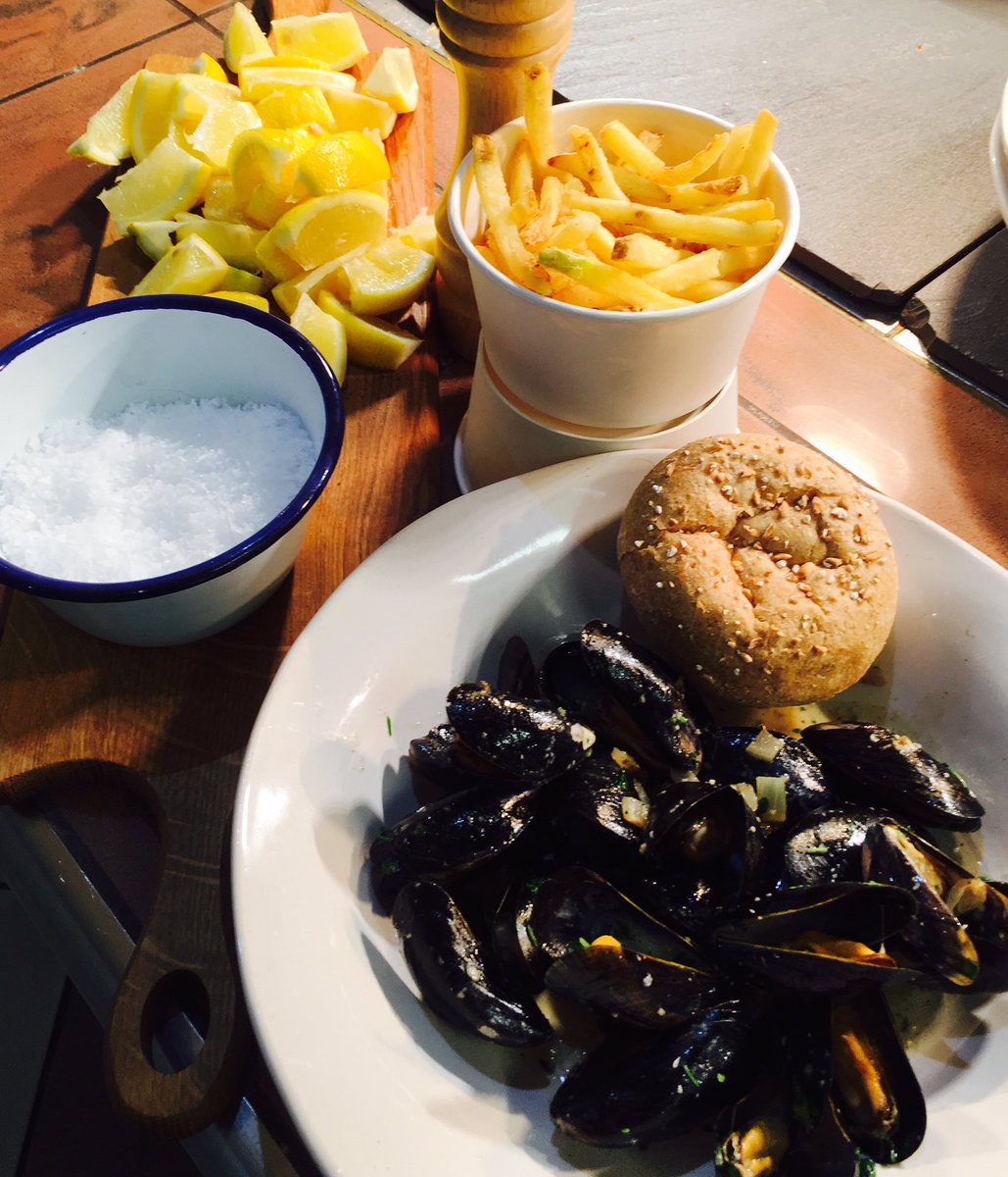 dannewtongreen's tweet photo. moules mariniere and frites #classic #chefkindoffood #crustybread @Chris_Potter196 @connorp64 #northampton https://t.co/Gw6sRttrNt