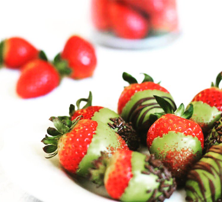 MatchaPassion's tweet photo. The perfect treat to make for that special person in your life! Matcha White Chocolate Covered Strawberries #valentinesday #matcha #dessert https://t.co/P6GGOnLp2O