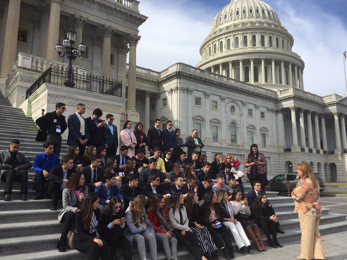 RepJenniffer's tweet photo. Recibiendo a estudiantes de la escuela Capitán Correa de Hatillo en las escalinatas del Capitolio. https://t.co/5xTriE68KQ