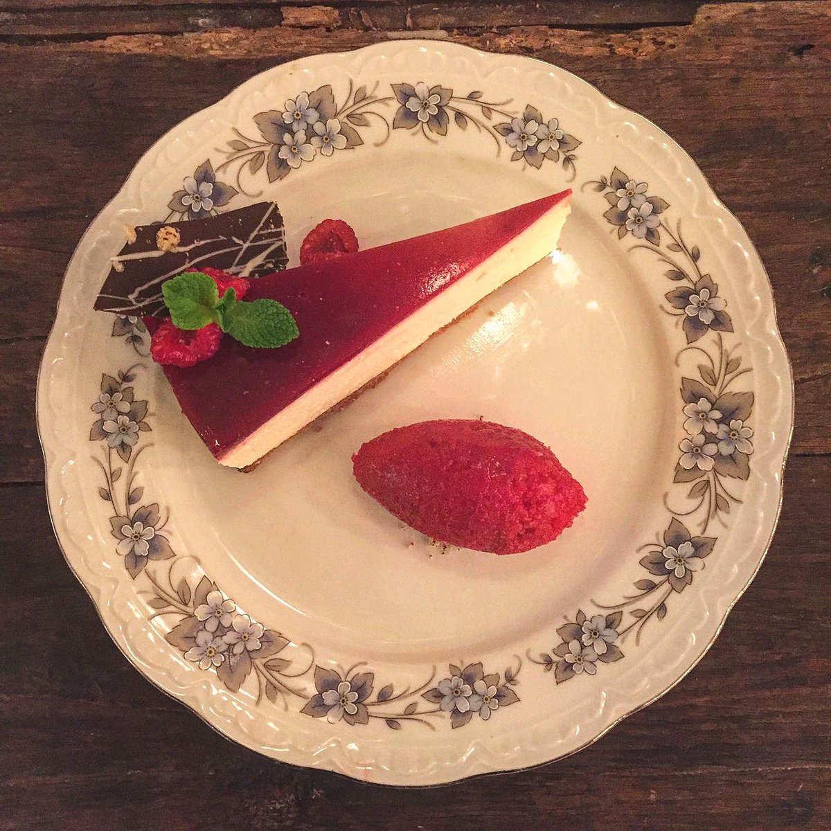 ilpiratabelfast's tweet photo. White Chocolate &amp; Raspberry Cheesecake w/ Raspberry Sorbet &amp; Dark Chocolate
#belfast #fromthepass #ilpiratajunkie https://t.co/LwlZtmGxbO