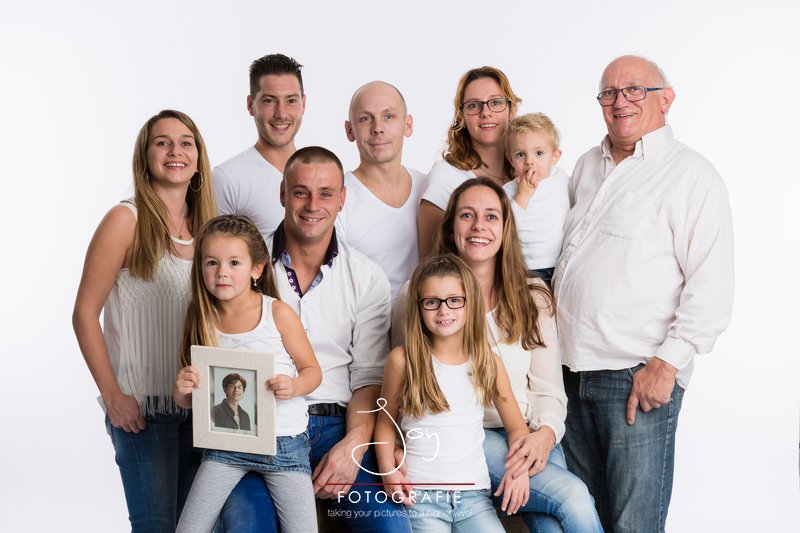 Heb jij altijd al een mooi familieportret willen hebben? Kijk dan snel op joyfotografie.com/familiefotogra… voor meer informatie!