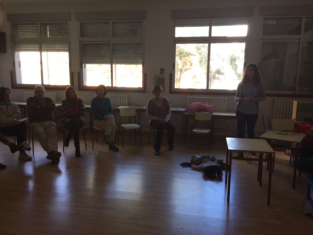 ufimora's tweet photo. .@dgafprofesorado , .@cifeteruel Docentes del CEIP de Sarrión reciben formación para actuar en  los casos de convulsiones en su centro. https://t.co/RIZqZh42qv