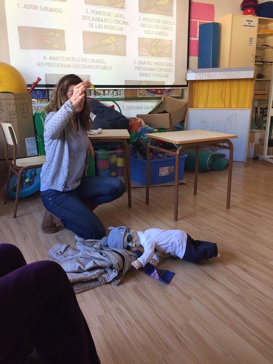 ufimora's tweet photo. .@dgafprofesorado , .@cifeteruel Docentes del CEIP de Sarrión reciben formación para actuar en  los casos de convulsiones en su centro. https://t.co/RIZqZh42qv