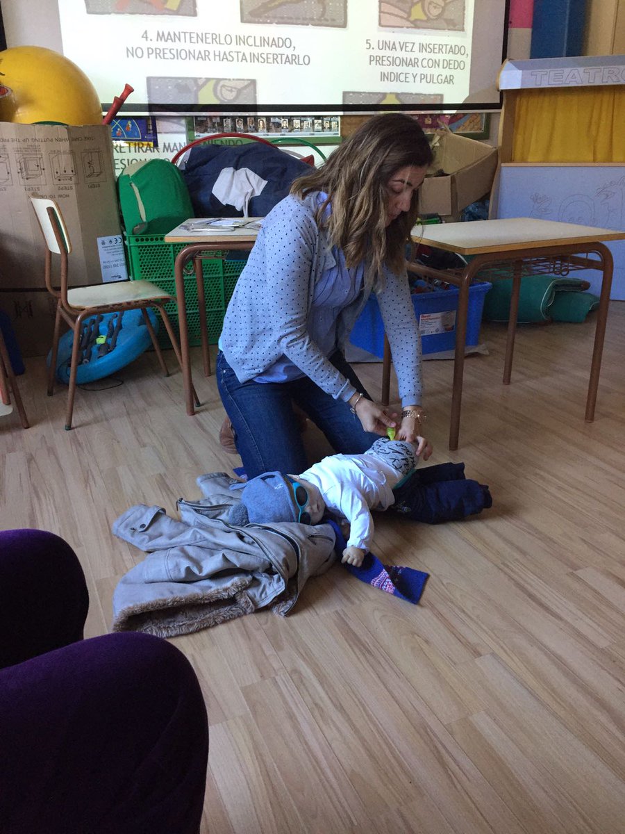 ufimora's tweet photo. .@dgafprofesorado , .@cifeteruel Docentes del CEIP de Sarrión reciben formación para actuar en  los casos de convulsiones en su centro. https://t.co/RIZqZh42qv
